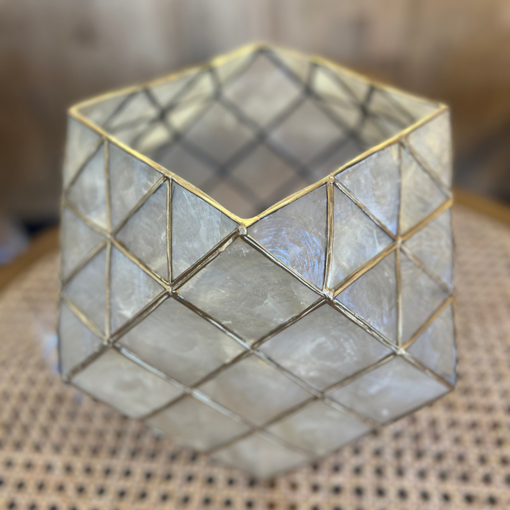 Porta vela hexagonal de nácar, resina y metal