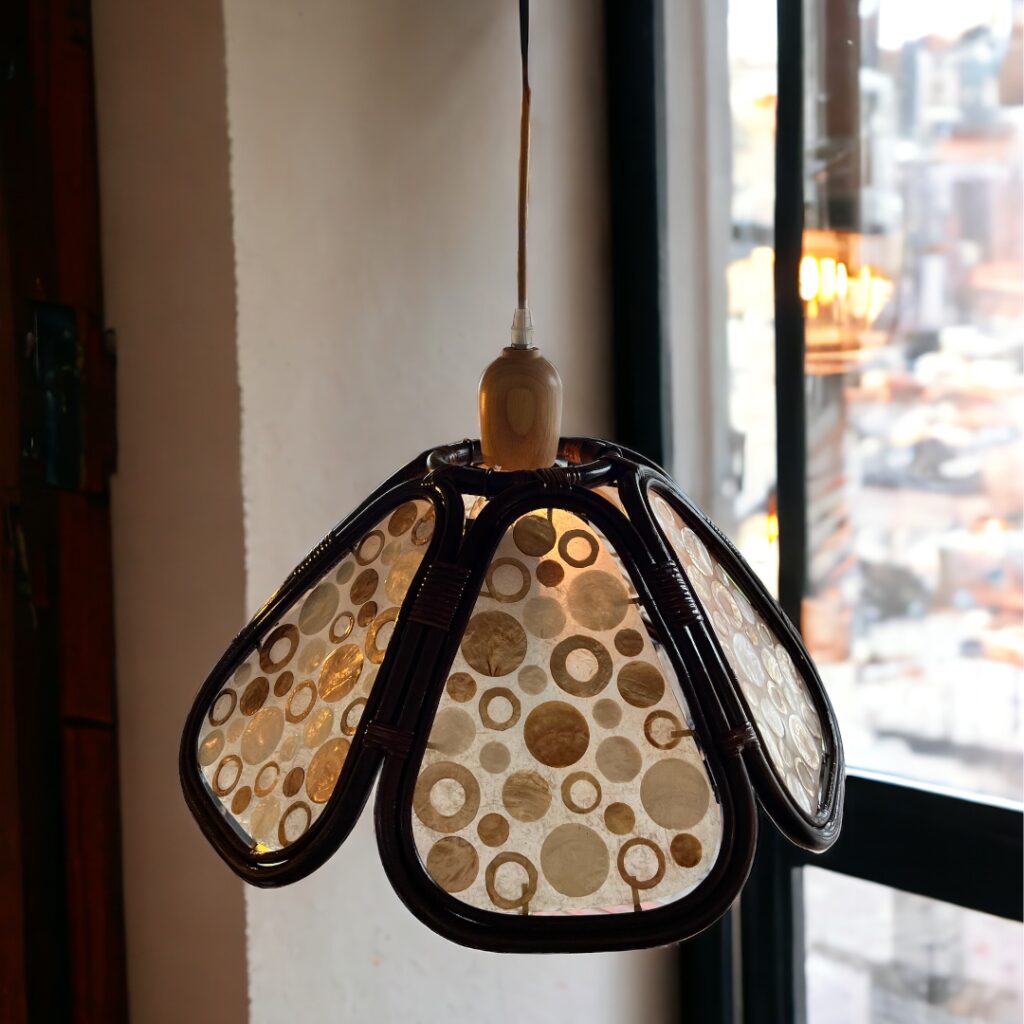 Lámpara colgante con rattan pintado y diseño en nácar